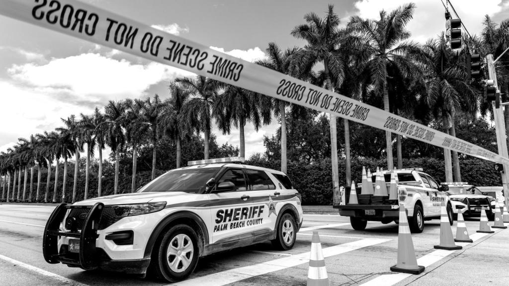 Vehículos de policía frente al Trump International Golf Club de West Palm Beach, Florida.