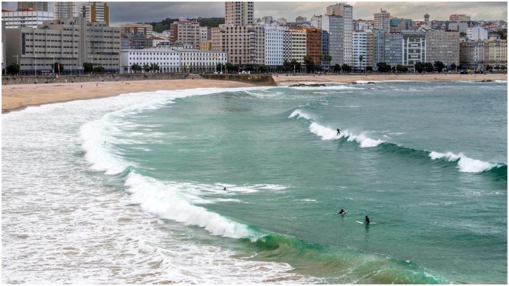 Surfistas en la playa del Orzán