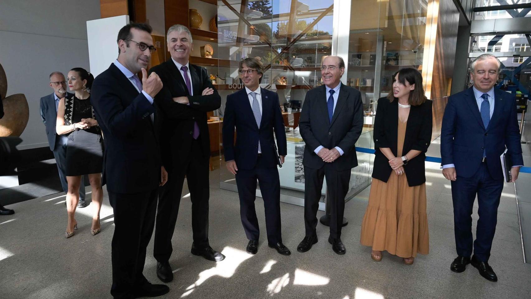 El ministro de Economía, Carlos Cuerpo (primero por la izquierda), y la conselleira de Economía (segunda por la derecha), María Jesús Lorenzana, hoy en Afundación de A Coruña.