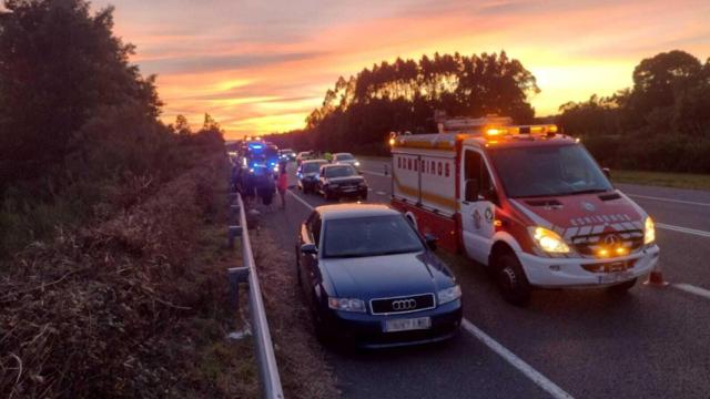 Un accidente entre cinco coches en Lousame (A Coruña) se salda con tres heridos