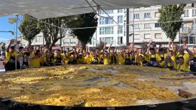 La tortilla más grande del mundo se preparó este domingo en Melide (A Coruña).