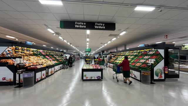 Un grupo de personas, comprando en un supermercado de Galicia.