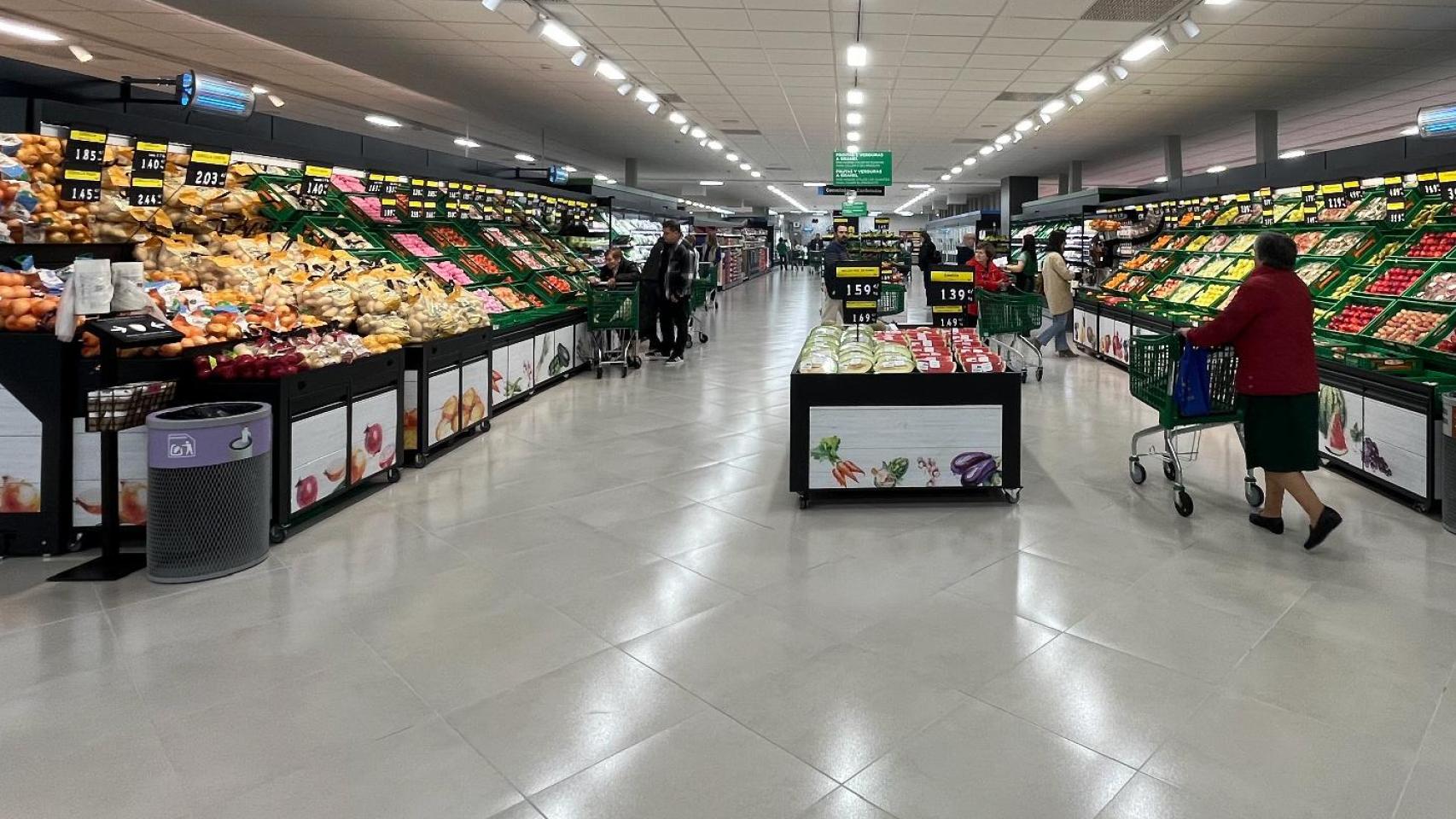 Un grupo de personas, comprando en un supermercado