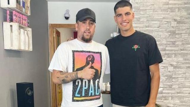 El barbero Víctor Manuel Martínez, junto al tenista Carlos Alcaraz, el 5 de abril de 2023, cuando le cortó el pelo por primera vez al tenista.