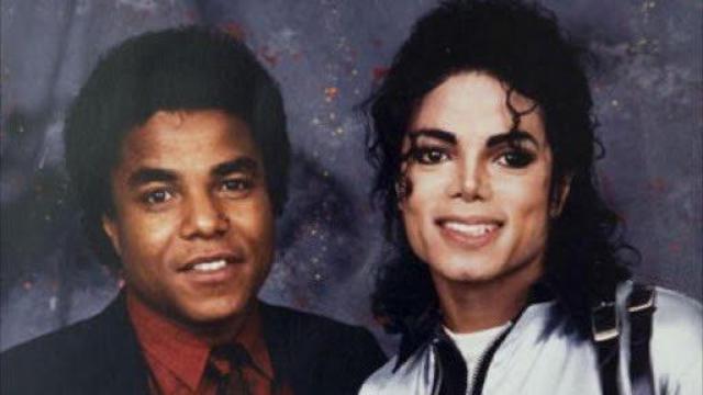 Tito Jackson junto a su hermano menor Michael Jackson