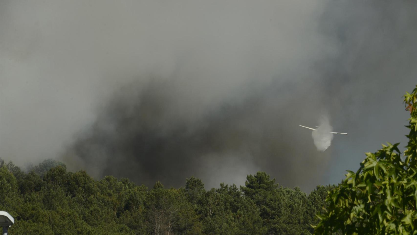 Tareas de extinción de un incendio en Castrelo de Miño en 2022.