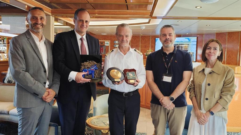 Intercambio de metopas a bordo del “Hebridean Sky”, en su visita inaugural a Vigo.