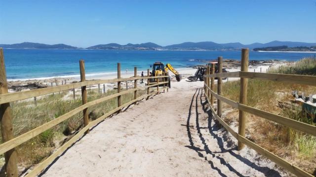 Servicio de acondicionamiento en una playa de Vigo.