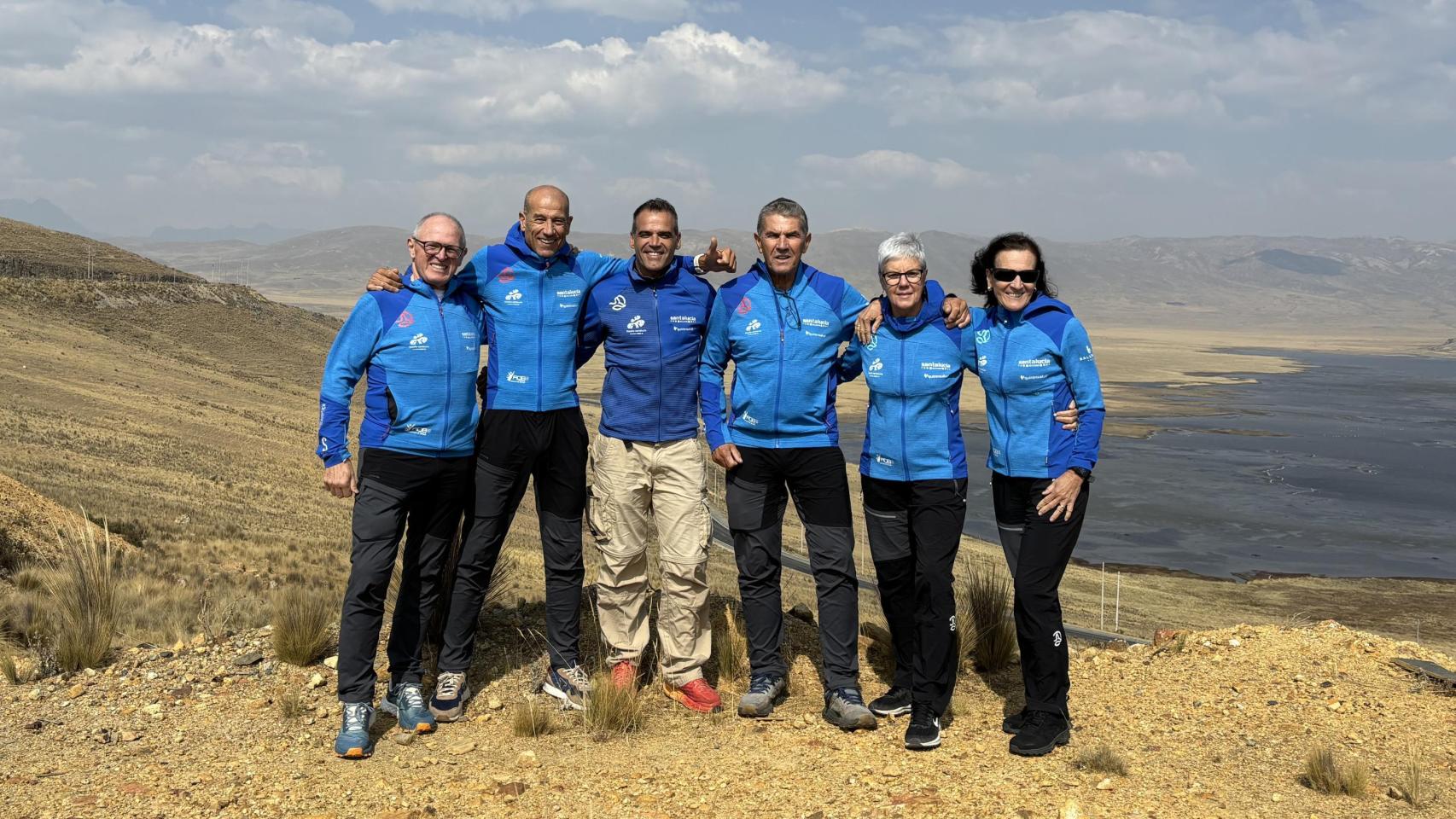 Los cinco expedicionarios posan en las cercanías de Huaraz (Perú) junto a Carlos Martínez, director de la expedición.