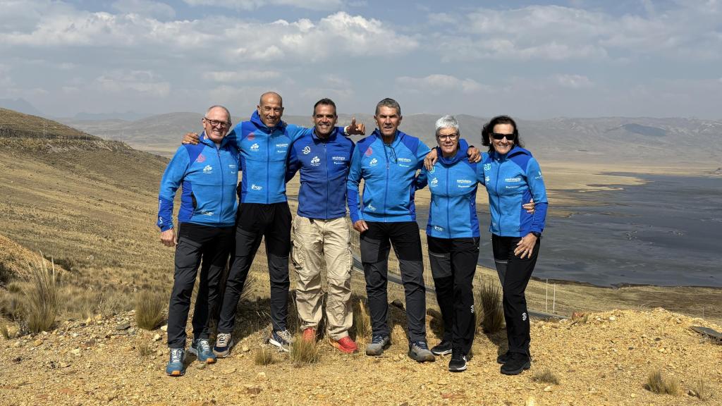 Los cinco expedicionarios posan en las cercanías de Huaraz (Perú) junto a Carlos Martínez, director de la expedición.