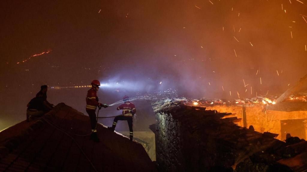 Los bomberos intentan apagar el fuego en Zimao.