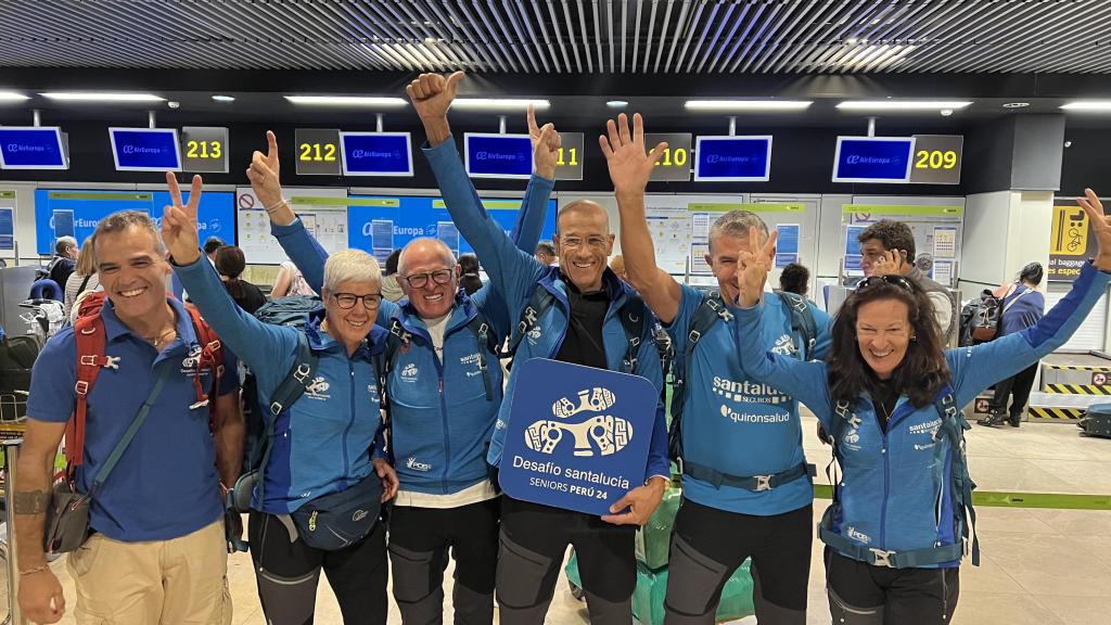 Los cinco expedicionarios junto a Carlos Martínez posan en el Aeropuerto de Madrid horas antes de volar hacia Perú.