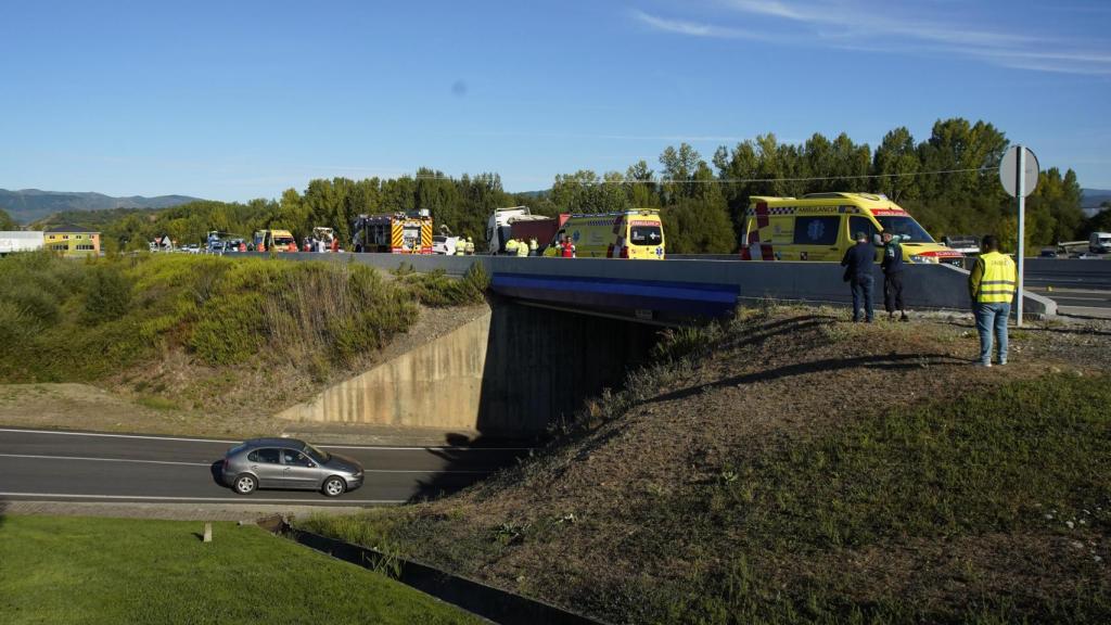 Los Bomberos, la Guardia Civil y ambulancias en el lugar del suceso