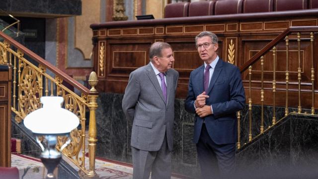 El opositor venezolano Edmundo González junto al presidente del PP, Alberto Núñez Feijóo, este martes en el Congreso de los Diputados.