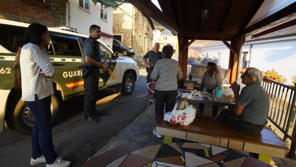 Los vecinos viven horas de incertidumbres, protegidos e informados por la Guardia Civil