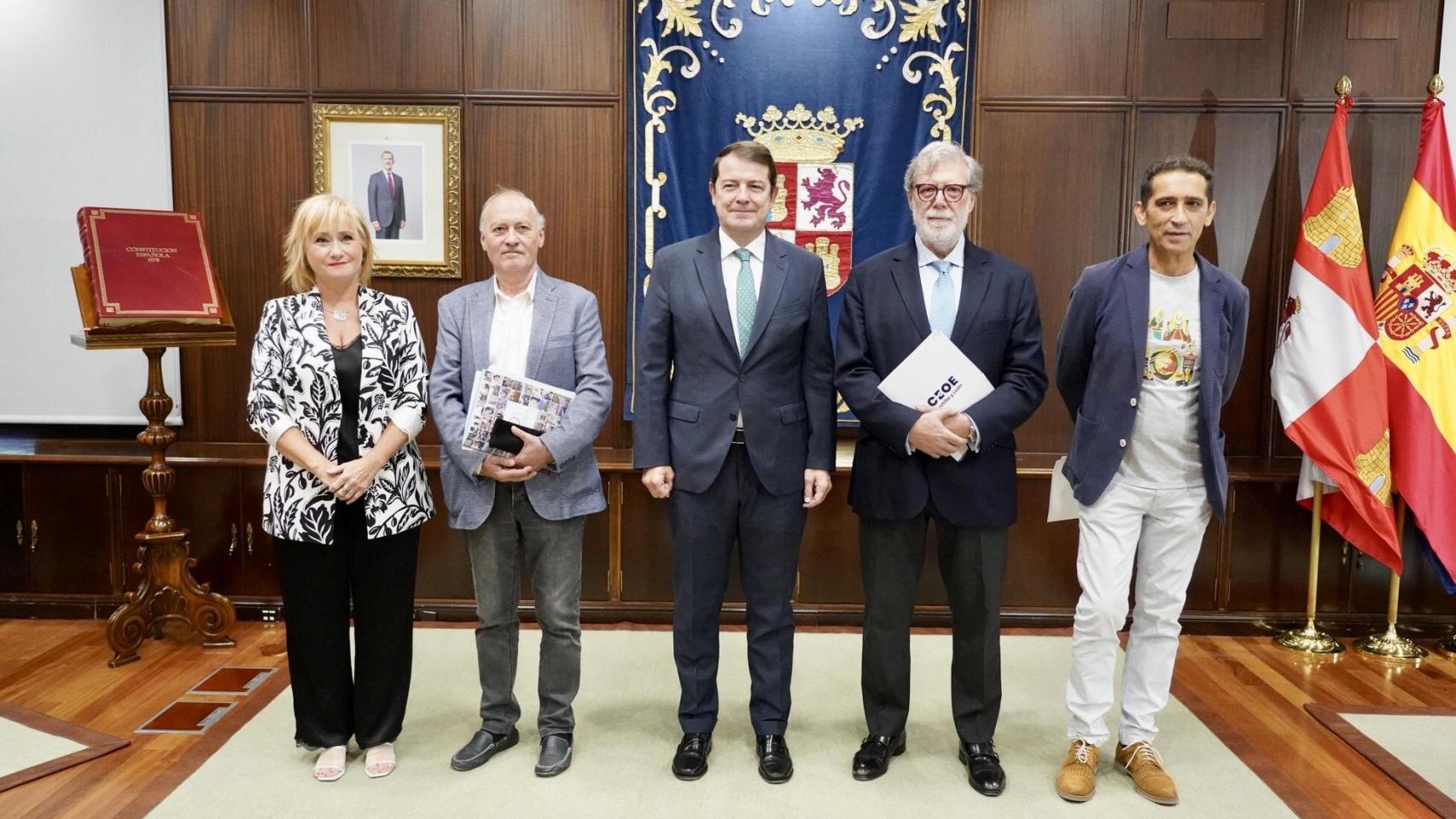 El presidente de la Junta de Castilla y León, Alfonso Fernández Mañueco, mantiene un encuentro con los agentes sociales y económicos del Diálogo Social de Castilla y León, este martes