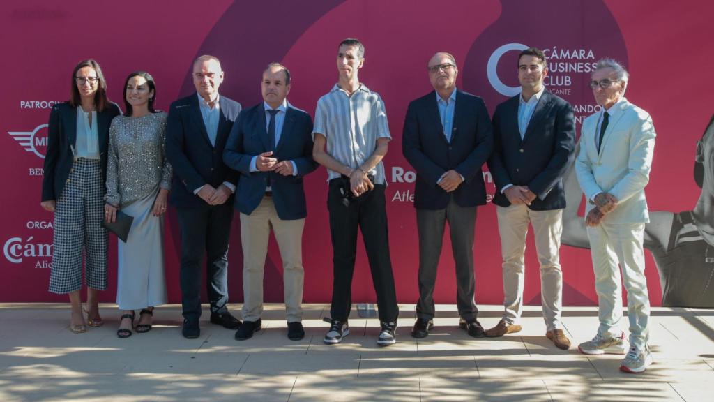 Foto de familia del Cámara Business Clubde Alicante con el deportista Alex Roca.