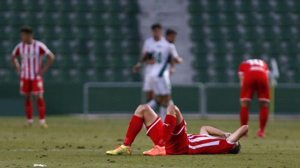 Lo jugadores del Girona, abatidos tras perder ante el Elche.