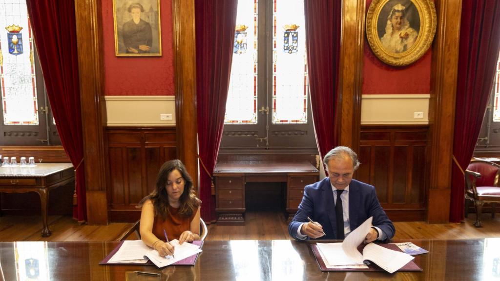 La alcaldesa, Inés Rey, y el director de Ginkgo en España, Antonio Truan, firman el convenio en julio en A Coruña.