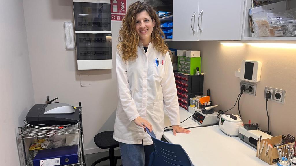 Emilia Macharasvili, audióloga, haciendo prácticas en una consulta.