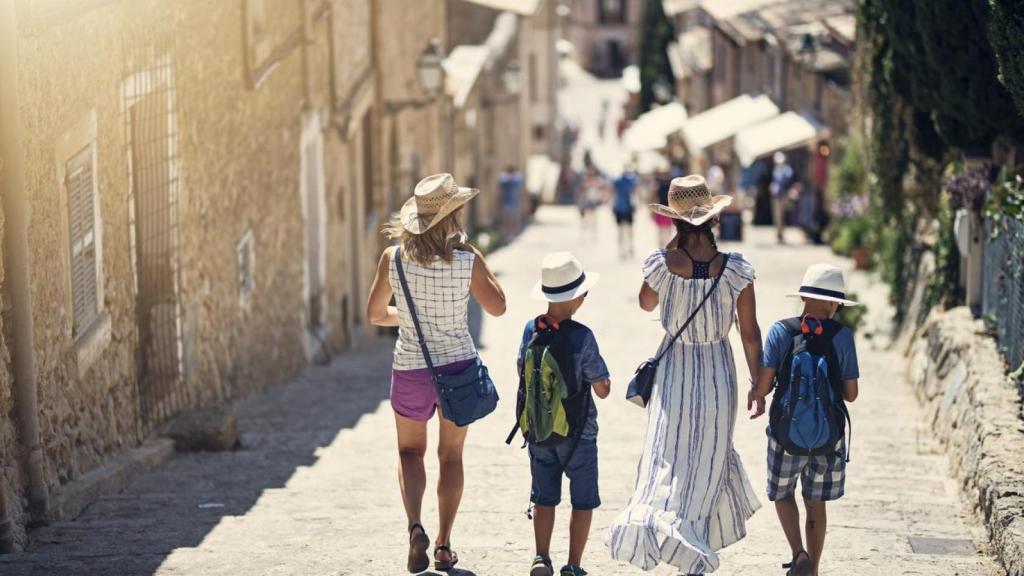 Familia de turistas paseando por Pollença, Baleares.