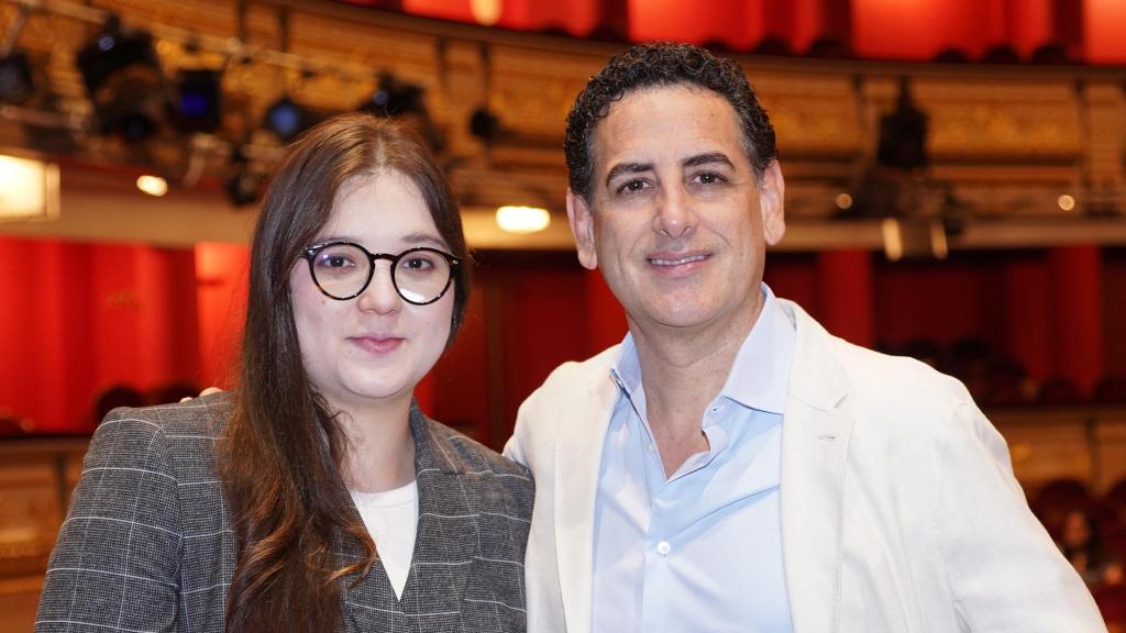 El maestro Juan Diego Flórez y la directora Ana María Patiño-Osorio. Foto: Teatro Real