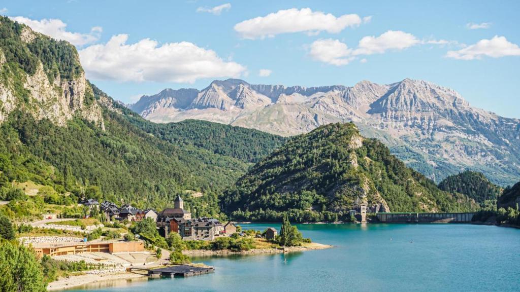 Embalse del río Gallego a su paso por Lanuza, Huesca.