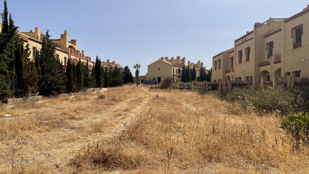 Una urbanización de casas completamente abandonada.