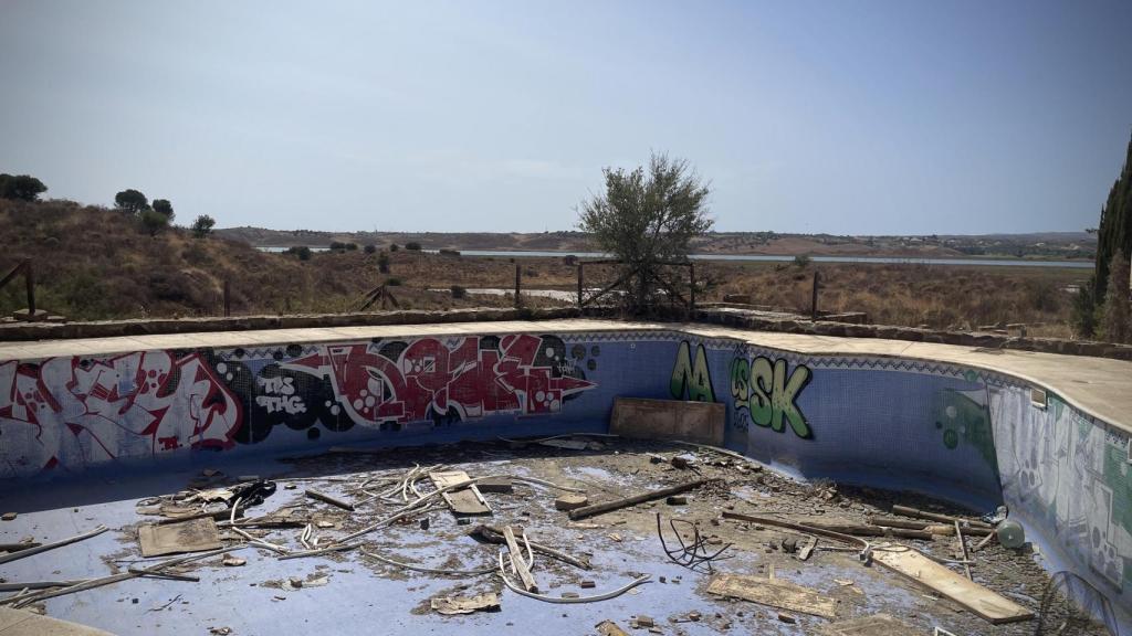 Piscina de la urbanización abandonada. Al fondo, el río Guadiana.