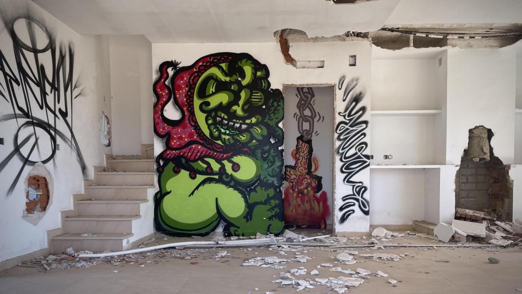 Una casa con grafitis en el interior.