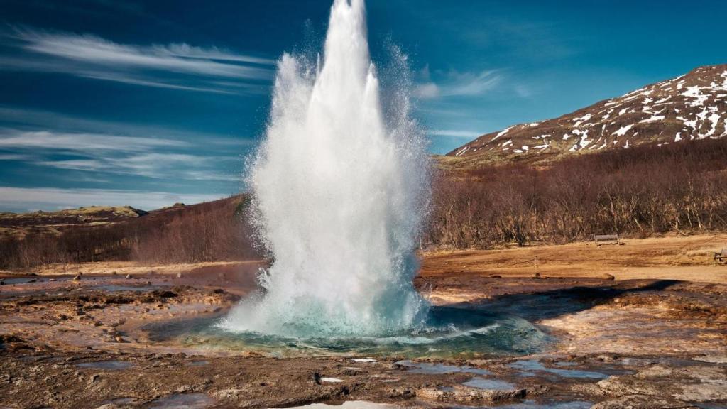 La actividad volcánica provoca los saltos de agua conocidos como Geyser