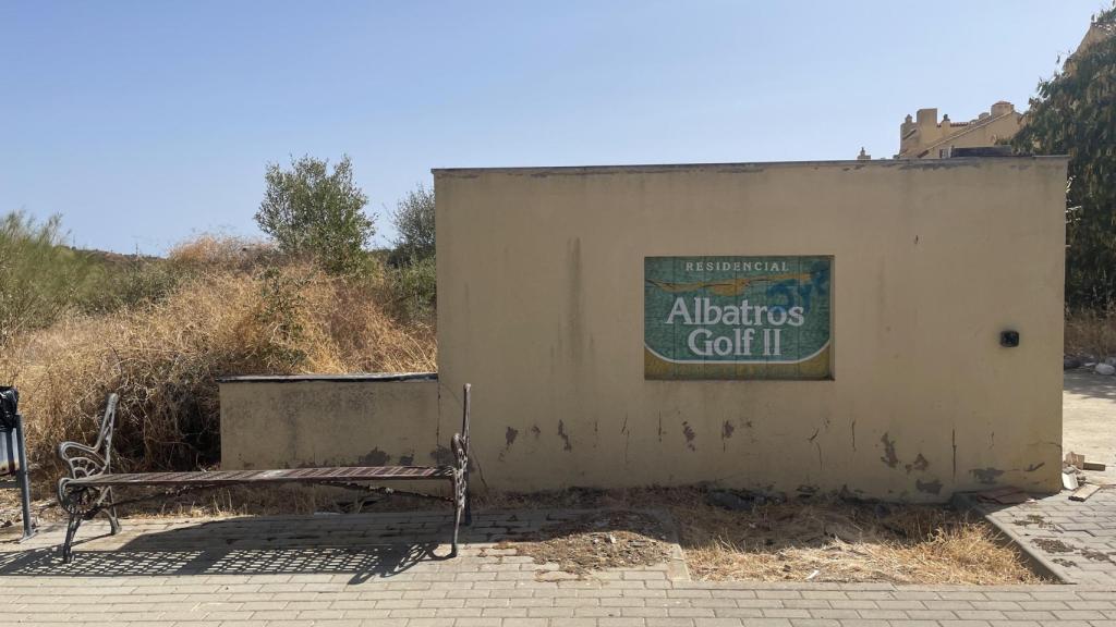 Entrada a una de las urbanizaciones abandonadas.