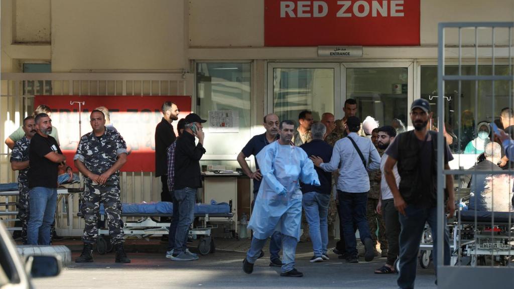 Cientos de personas se han reunido a las puertas de los hospitales de Líbano.