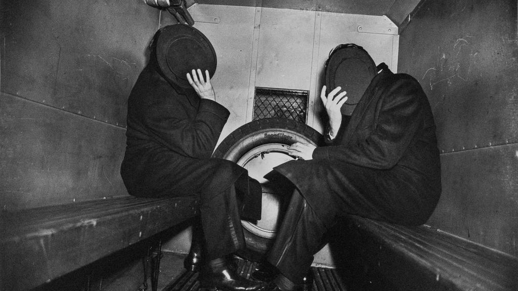 Charles Sodokoff y Arthur Webber se tapan la cara con sus sombreros de copa, Nueva York, 26 de enero de 1942. © International Center of Photography. Louis Stettner Archives, Paris.