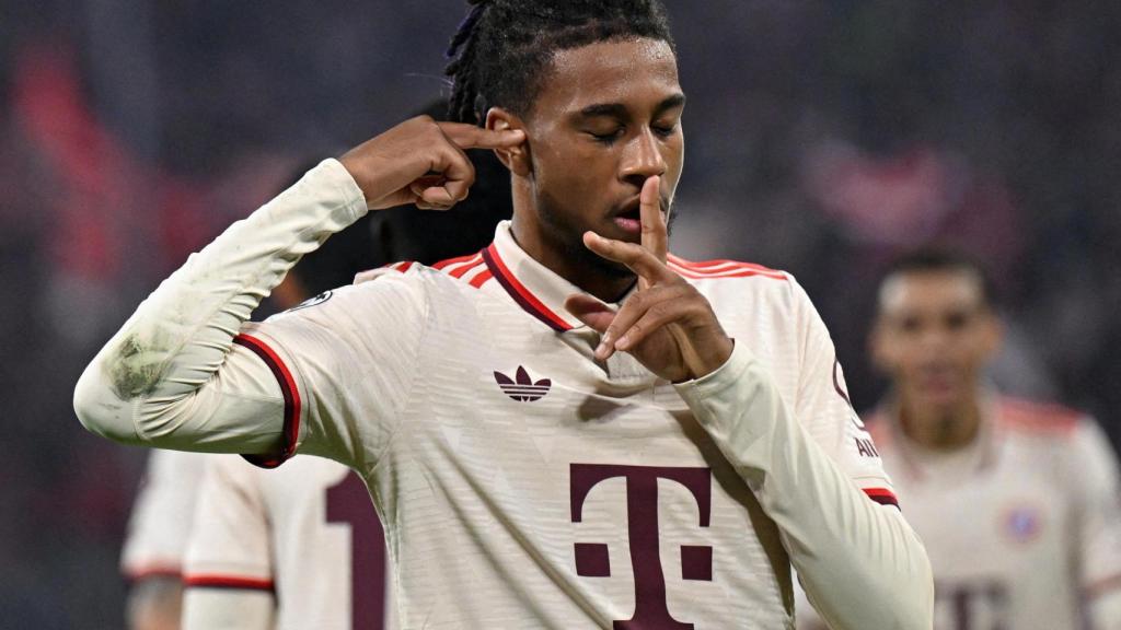 Michael Olise celebra un gol del Bayern.