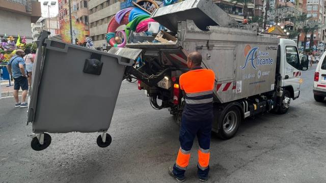 La recogida de basura durante las fiestas de San Juan, en una imagen de archivo.