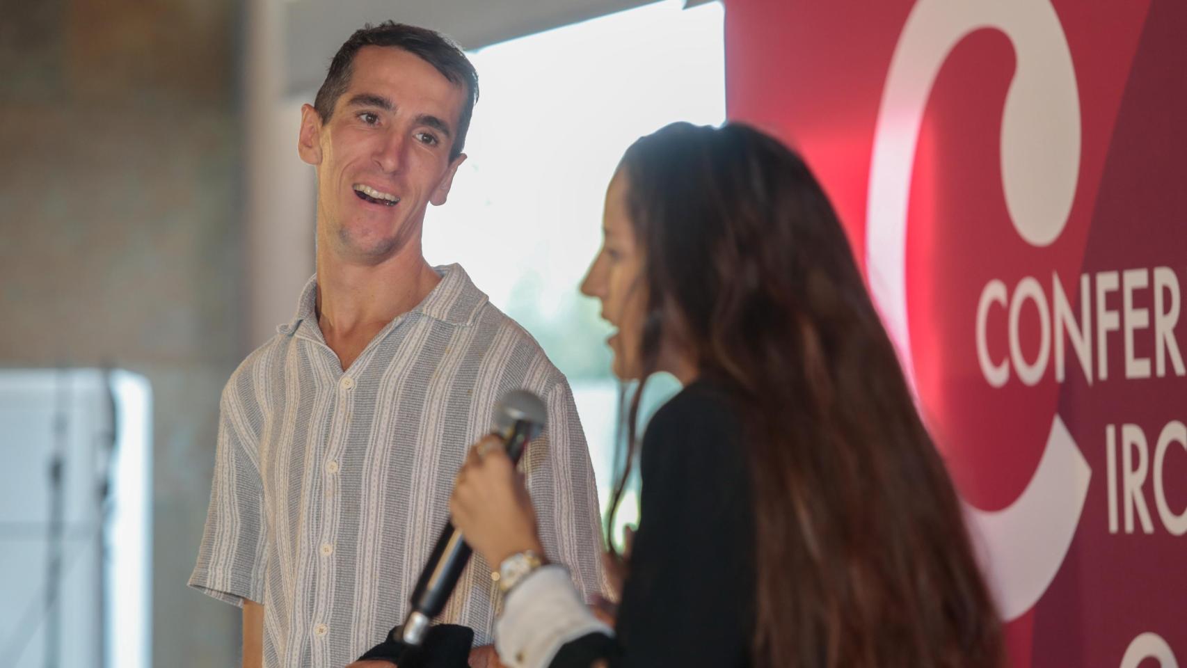 Alex Roca y su pareja, Mari Carme Maza, durante la conferencia del deportista en Alicante.