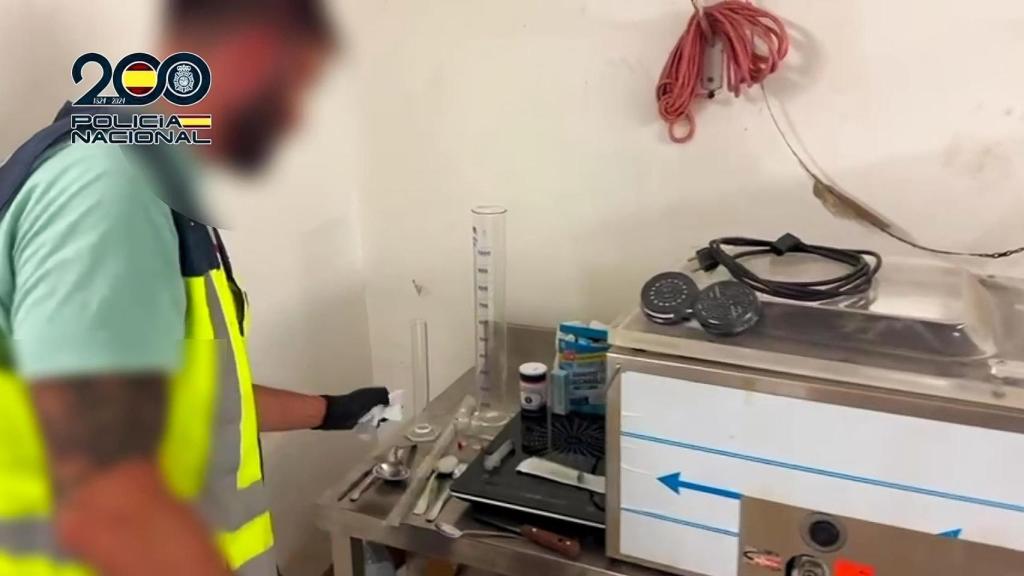 Uno de los agentes de la Policía Nacional durante la inspección en el laboratorio de Teulada.