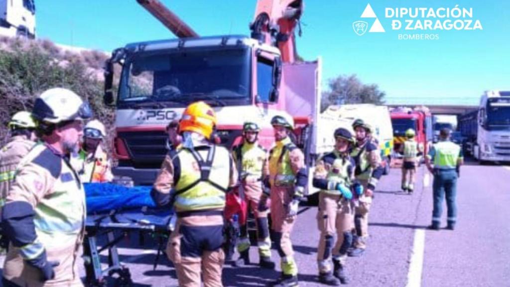 Los Bomberos de la DPZ durante la extracción de dos personas en la A-68 en Alagón