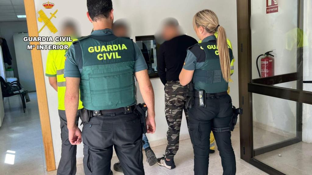 La Guardia Civil en el momento de la detención de los cuatro hombre en Alhama de Aragón