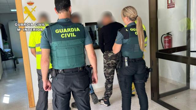 La Guardia Civil en el momento de la detención de los cuatro hombre en Alhama de Aragón