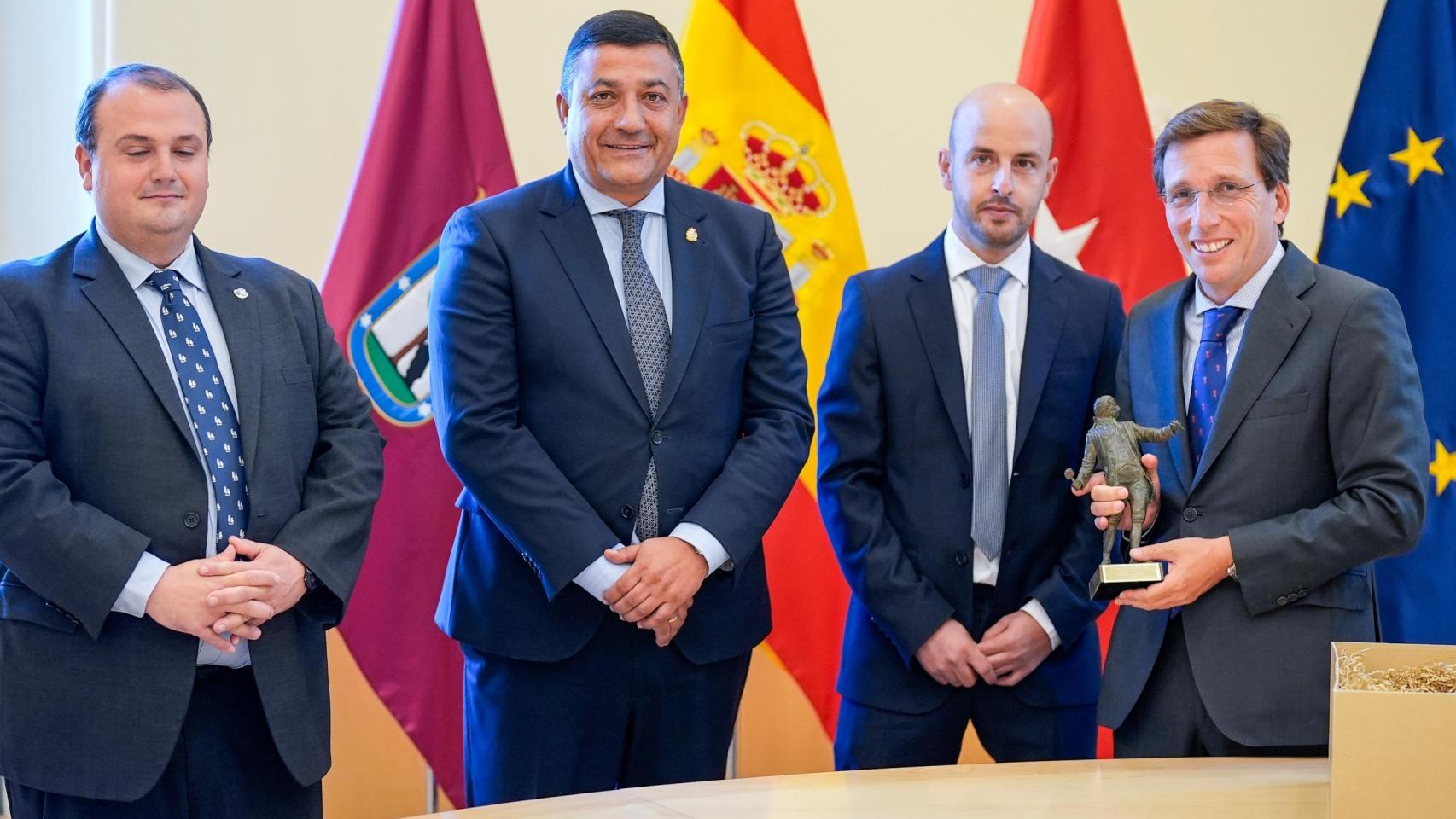 El alcalde de Madrid, José Luis Martínez-Almeida, recibe una escultura de Francisco Gutiérrez Arribas de manos del presidente de la Diputación de Ávila, Carlos García, y del alcalde de San Vicente de Arévalo, José Antonio López