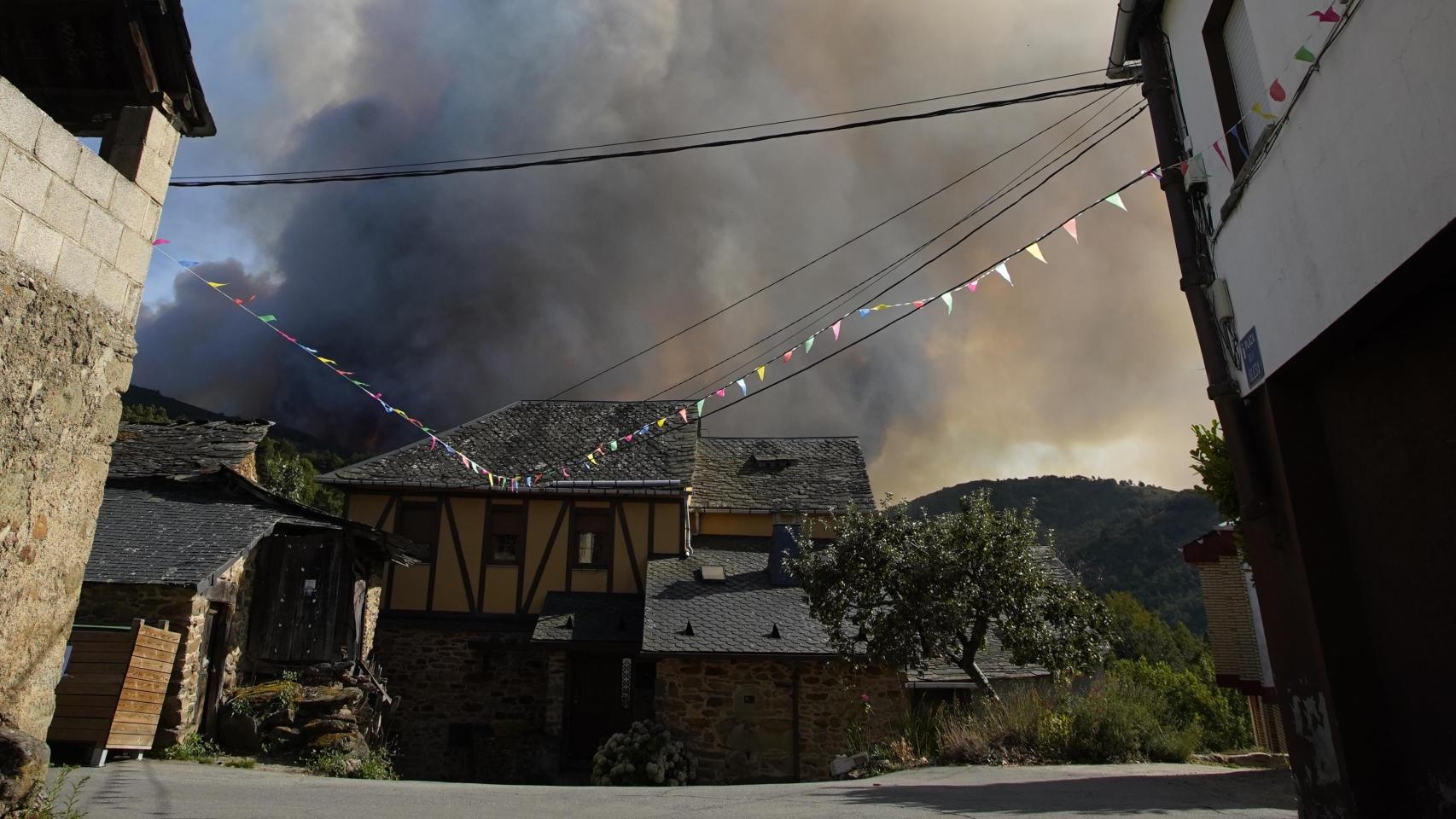 Incendio entre las localidades de Brañuelas y Tremor de Abajo (León)