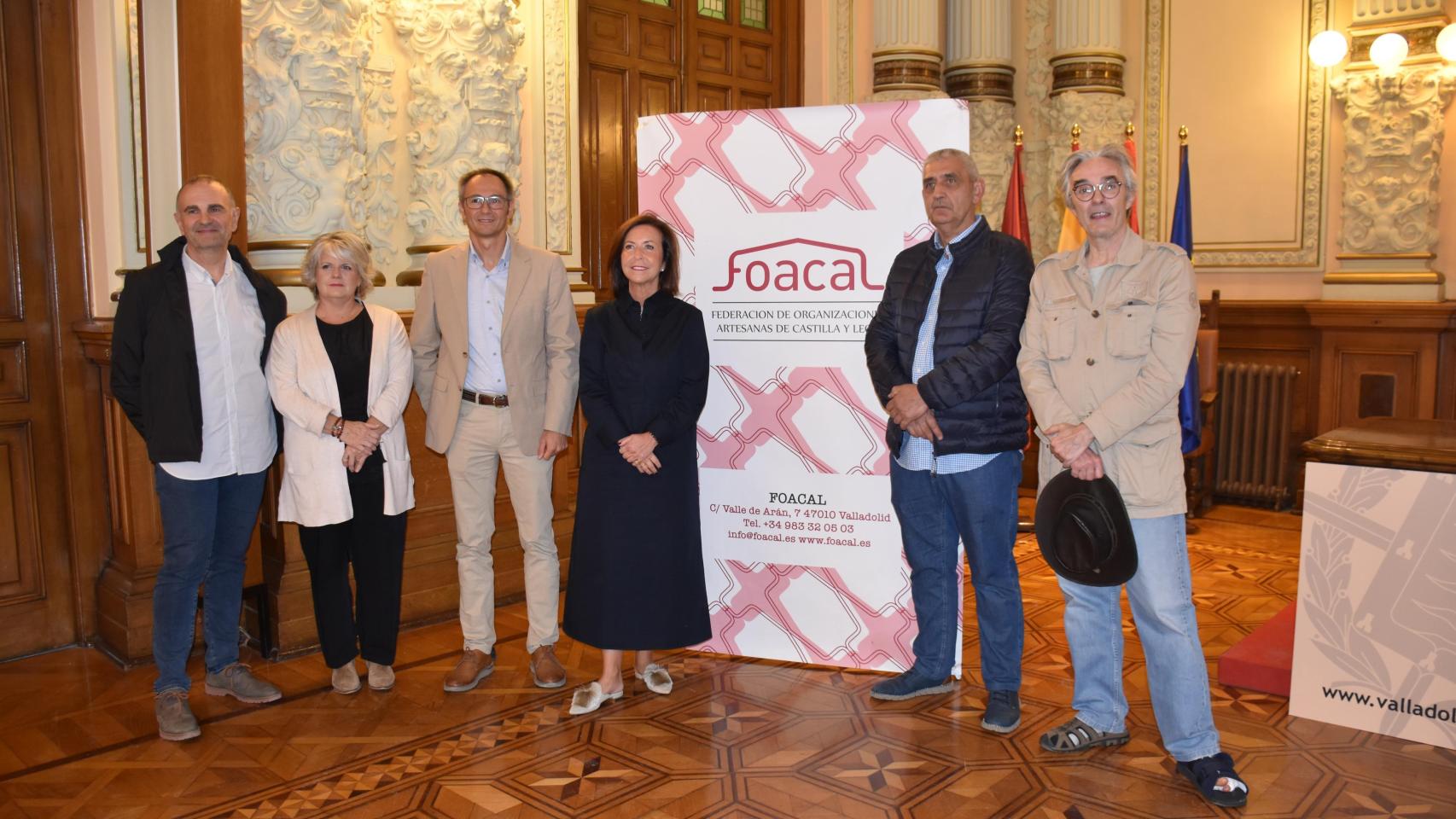 El concejal de Comercio, Mercados y Consumo, Víctor Martín; la directora general de Consumo y Comercio de la Junta de Castilla y León, María Pettit; y el presidente de la Federación de Organizaciones Artesanas de Castilla y León (Foacal), Miguel Ángel Tapia