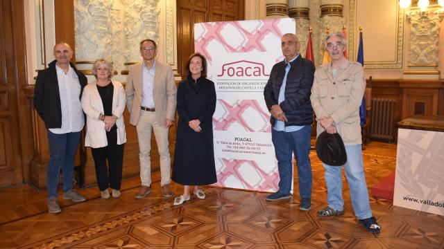 El concejal de Comercio, Mercados y Consumo, Víctor Martín; la directora general de Consumo y Comercio de la Junta de Castilla y León, María Pettit; y el presidente de la Federación de Organizaciones Artesanas de Castilla y León (Foacal), Miguel Ángel Tapia