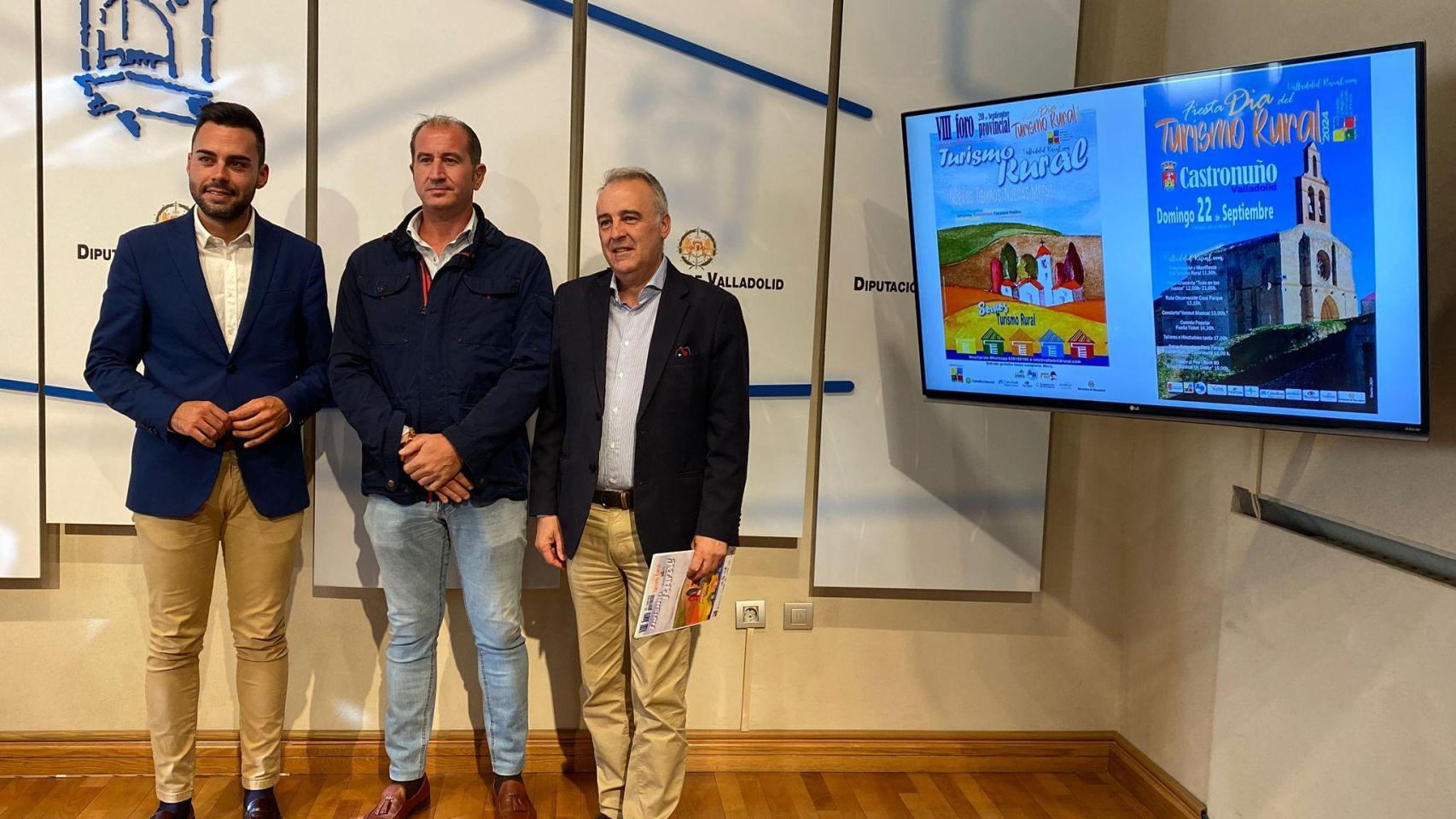 El diputado de Empleo, Desarrollo Económico y Reto Demográfico, Roberto Migallón, con el presidente de la Asociación de Empresarios de Turismo Rural, Luis Chico, presentando el Día del Turismo Rural