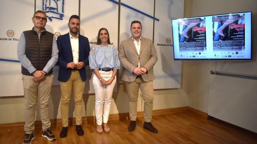 El alcalde de Cigales, Jaime Rodríguez, junto con el diputado Roberto Migallón presentando la Fiesta de la Vendimia