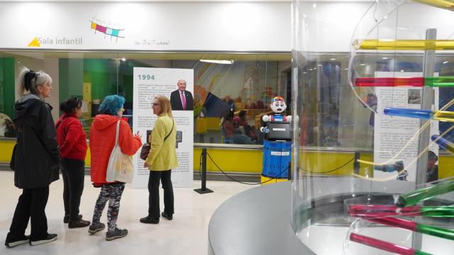 Unos ciudadanos visitando la exposición de Cartif en el Museo de la Ciencia