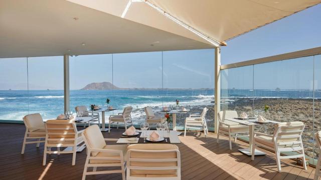 La terraza de Fuerteventura con producto local y vistas a las islas de Lanzarote y Lobos