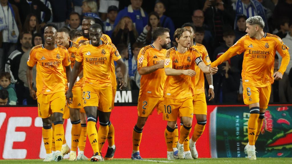 Los futbolistas del Real Madrid celebran el gol de Mbappé frente a la Real Sociedad.